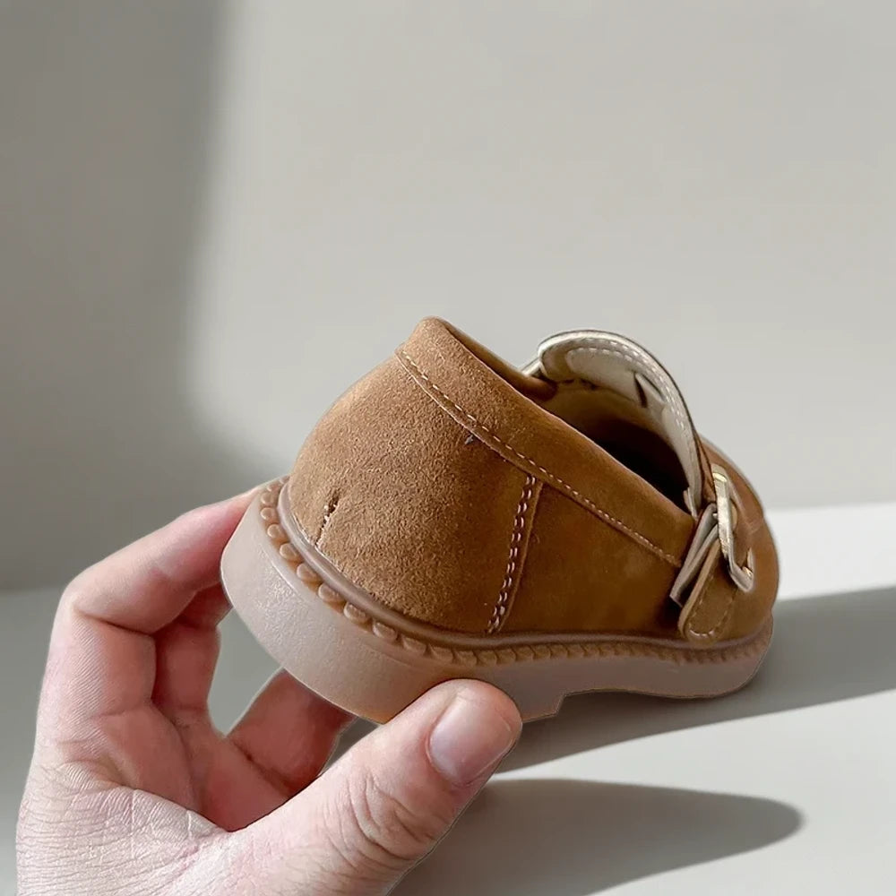 Mocassins marron foncé enfant garçon complétant une tenue décontractée de week-end