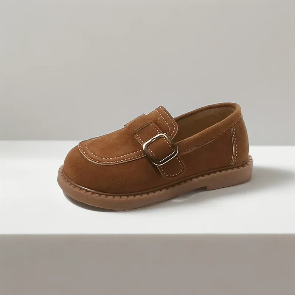 Vue arrière mocassin marron foncé montrant le talon renforcé et l'ajustement