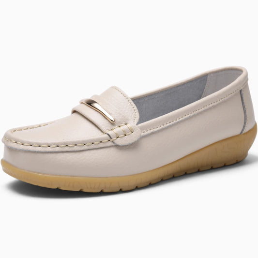 Mocassin femme confortable et élégant beige à barrette métallique, vue de profil