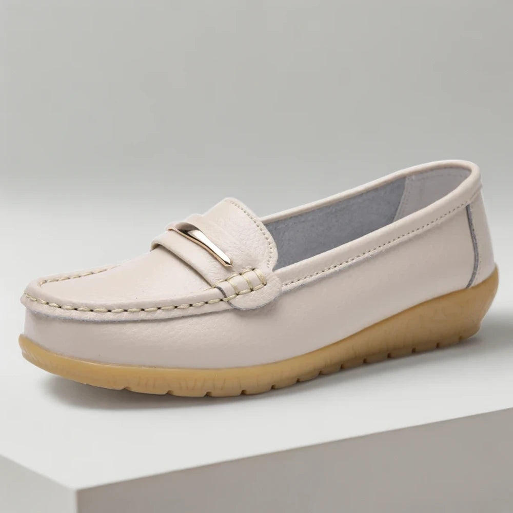 Détail des paillettes scintillantes sur mocassin noir femme