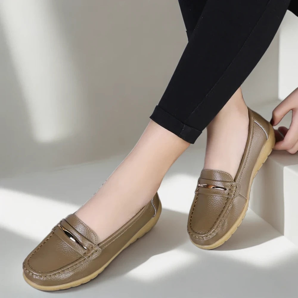 Mocassin noir pailleté porté au quotidien, vue de profil