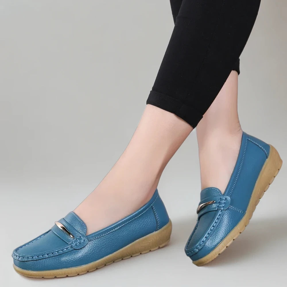 Mocassin noir pailleté femme posé sur surface claire