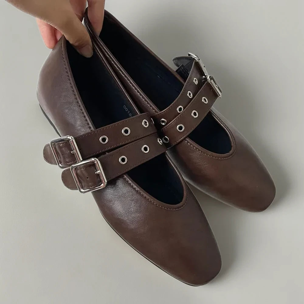 Vue latérale mocassin orthopédique femme marron épousant la forme du pied