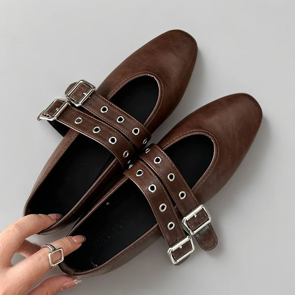 Détail de la sangle ajustable sur mocassin orthopédique femme