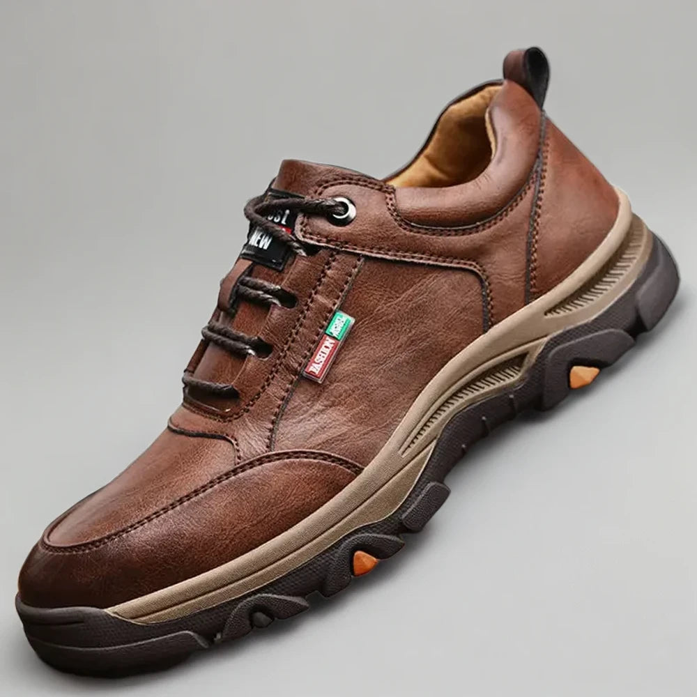 Mocassin penny loafer porté au bureau avec costume gris et chemise blanche