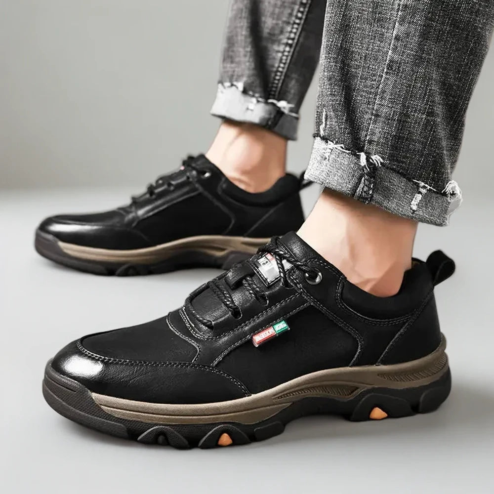 Penny loafer noir en cuir véritable montrant la finition raffinée et la qualité italienne