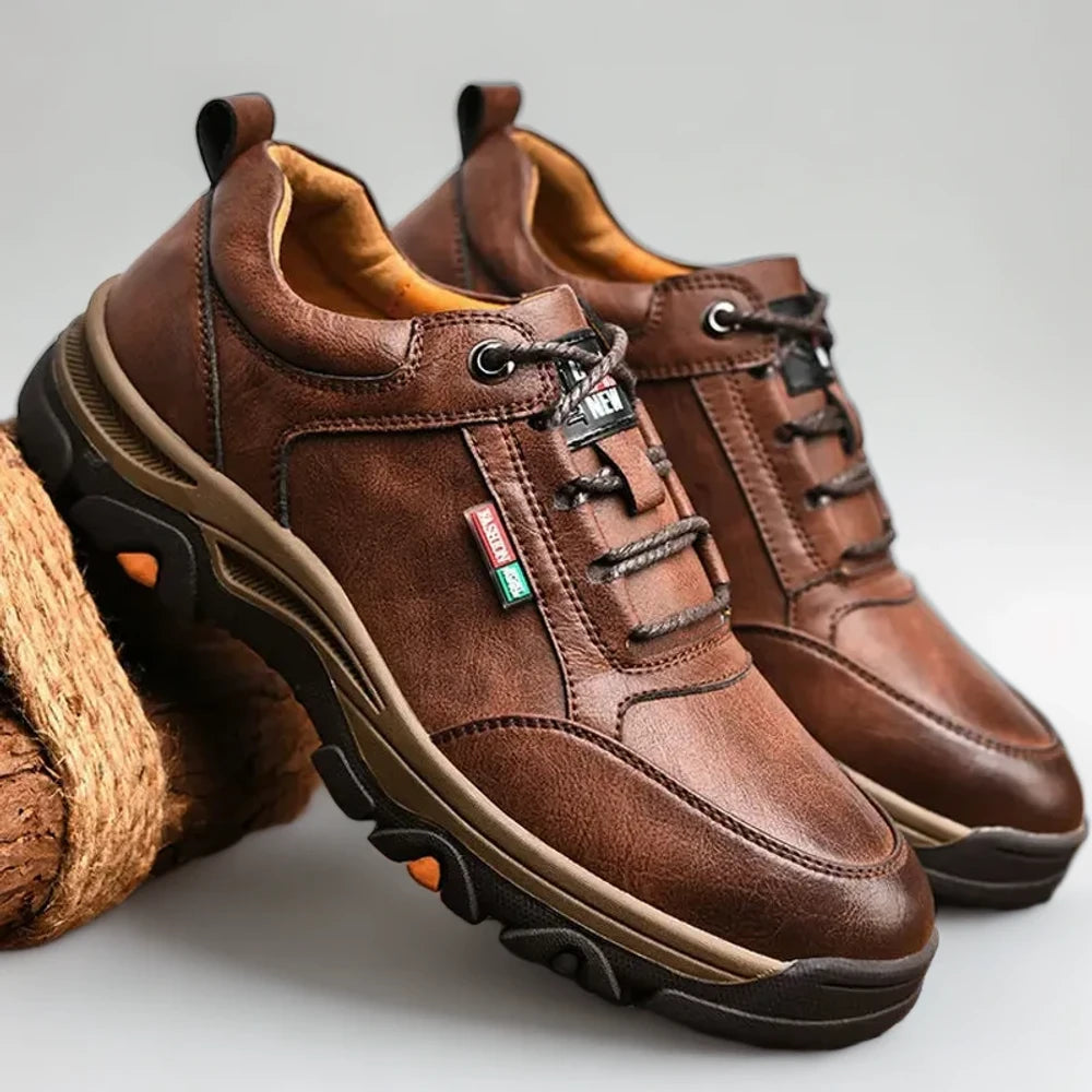 Détail du design classique du mocassins penny loafers avec ouverture facilitée sur le côté