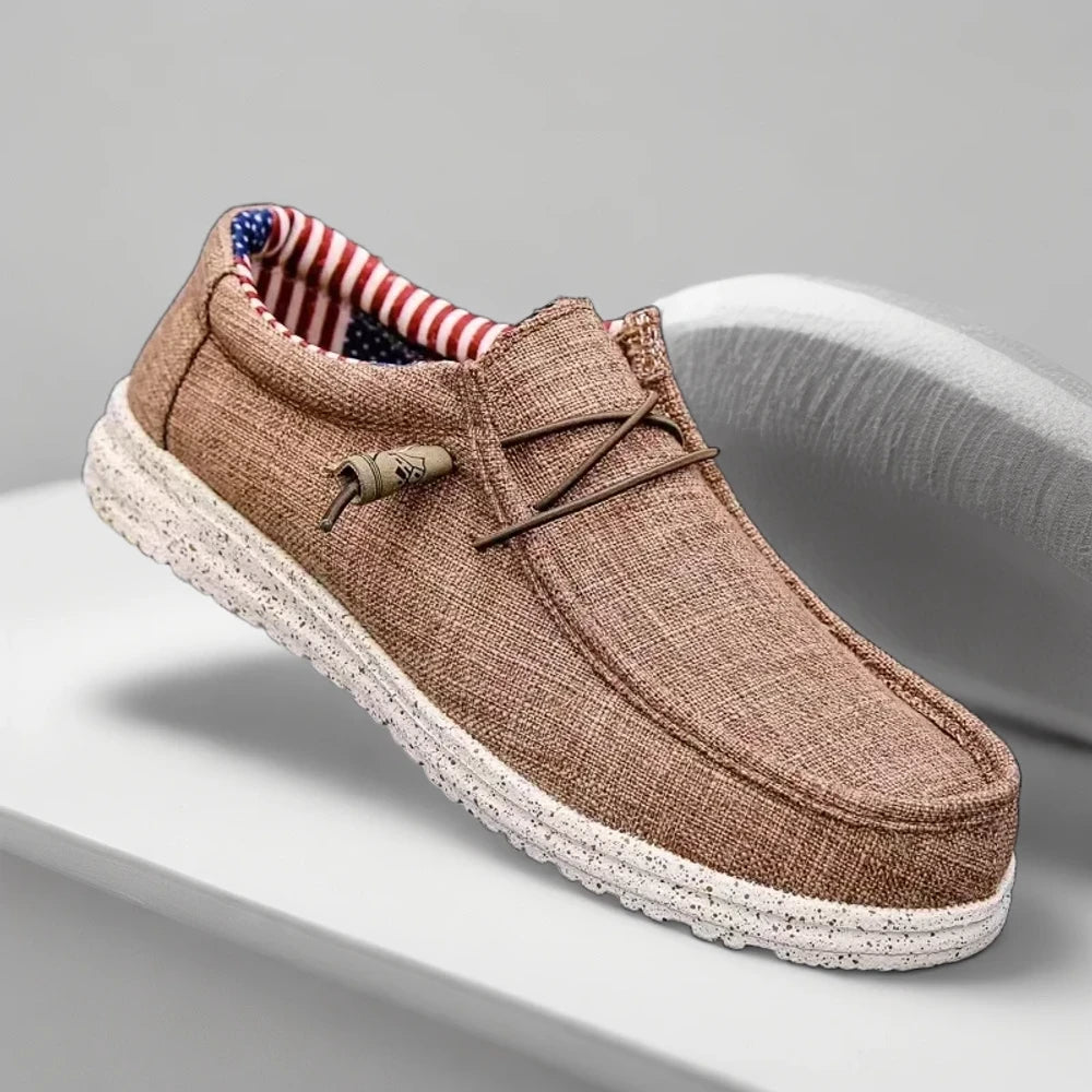Mocassins plats homme portés avec un pantalon chino, style casual