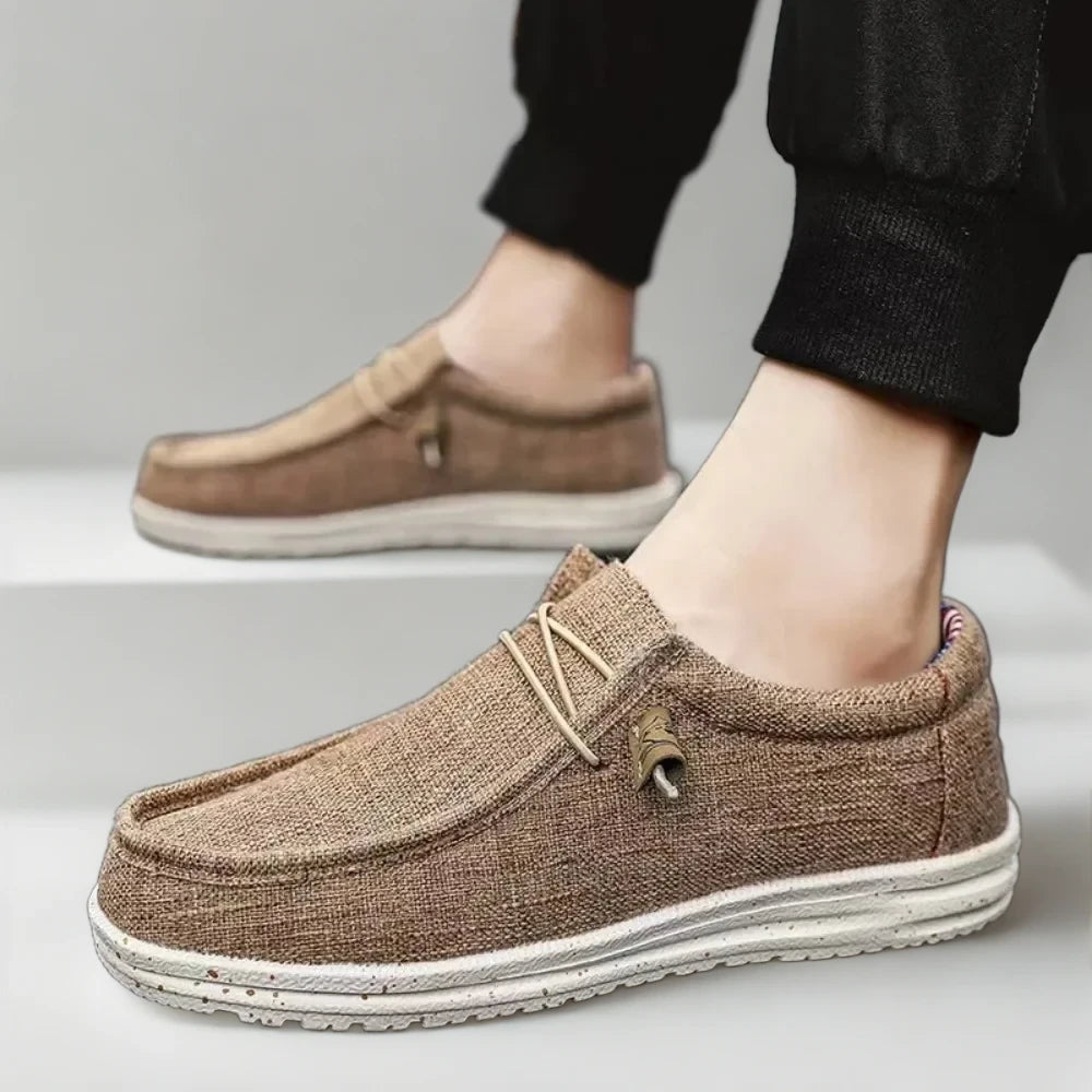 Détail du mocassin plat montrant la qualité de la couture et du tissu