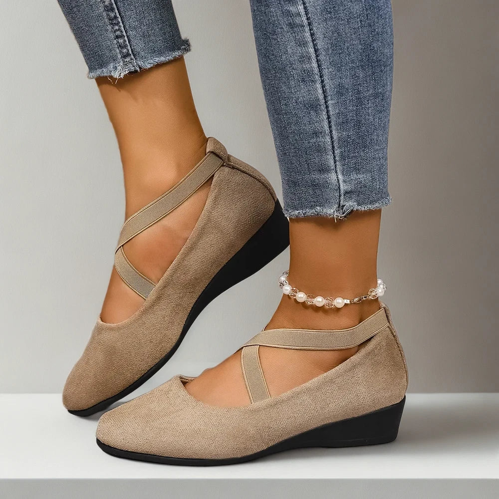 Détail des lanières croisées mocassin confort femme