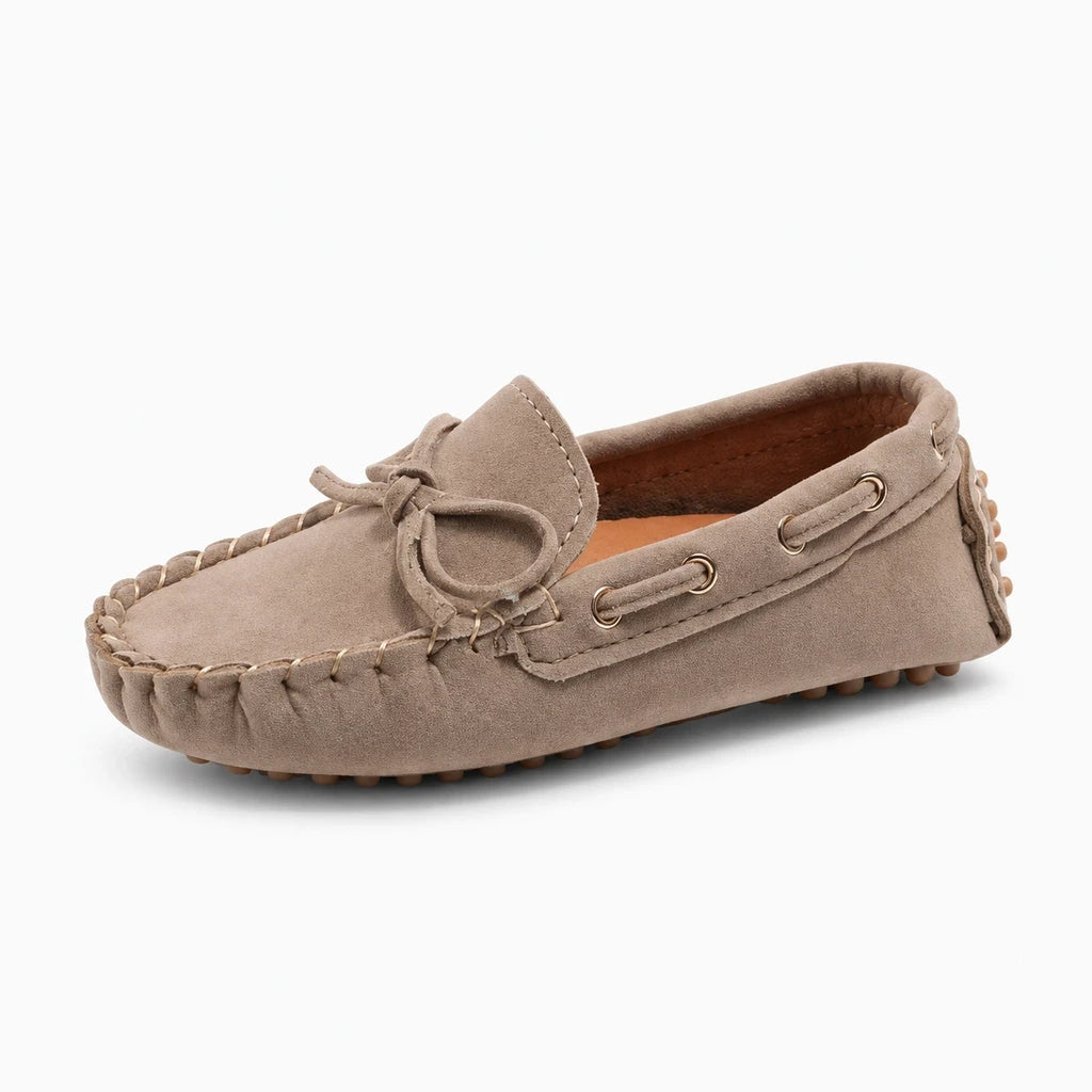 Mocassins pour enfants gris clair faciles à enfiler sans lacets, vue de profil