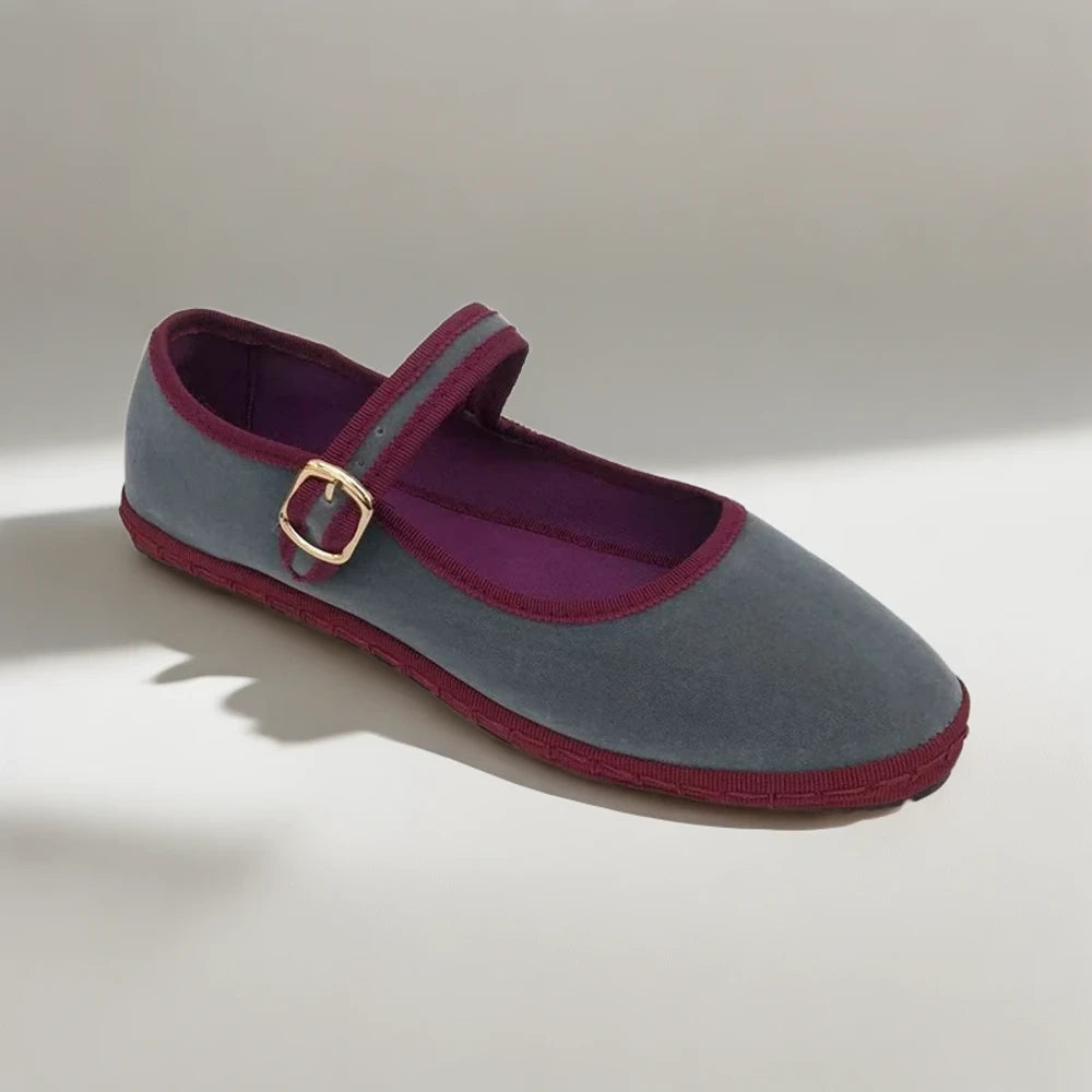 Palette de teintes incluant mocassins roses et nuances discrètes