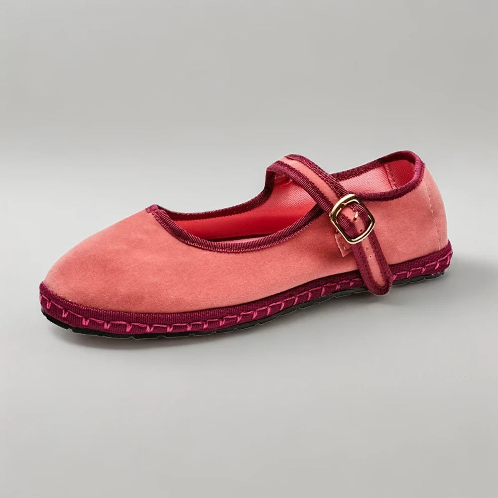 Paire de mocassins roses posée sur fond neutre