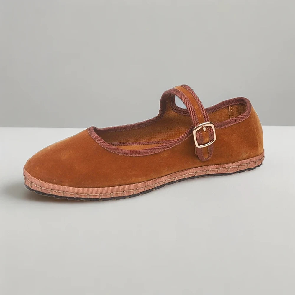 Gros plan sur le bout arrondi des mocassins roses