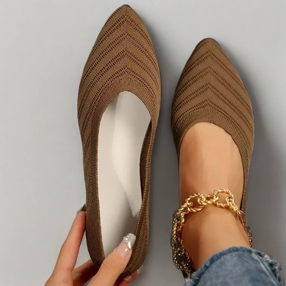 Mocassin femme rouge vue de profil montrant la semelle plate confortable