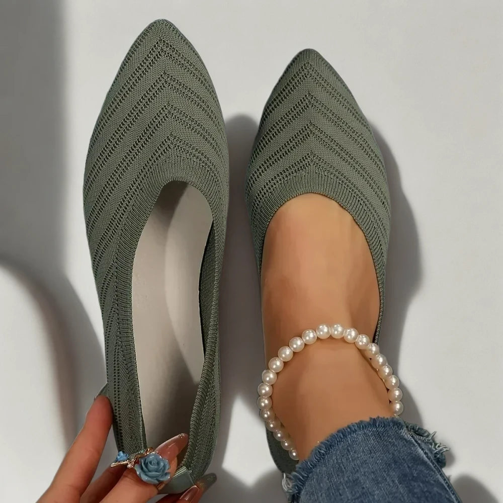 Détail de la texture tricotée du mocassin femme rouge respirant
