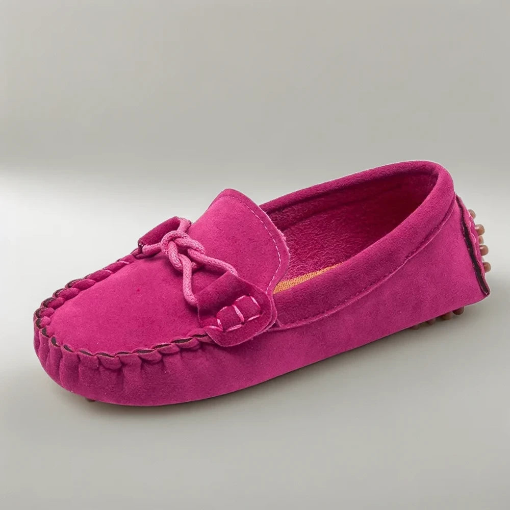 Profil latéral du mocassin semelle crantée bleu marine, design ergonomique et souple