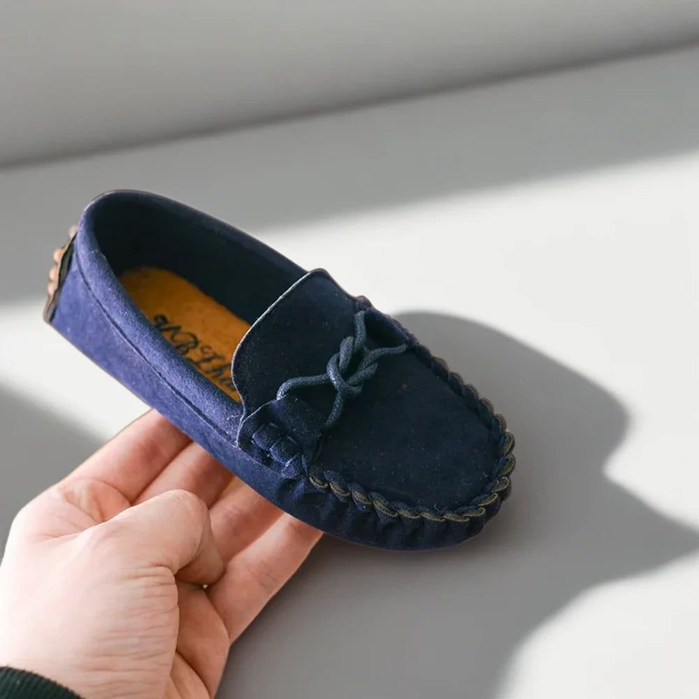 Mocassin semelle crantée disponible en deux coloris, bleu marine et rose vif