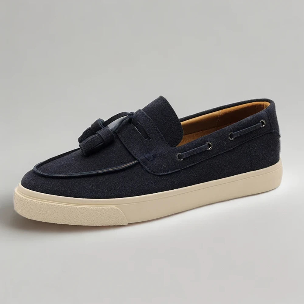 Mocassins homme bleu avec semelles épaisses, portés pieds nus style décontracté