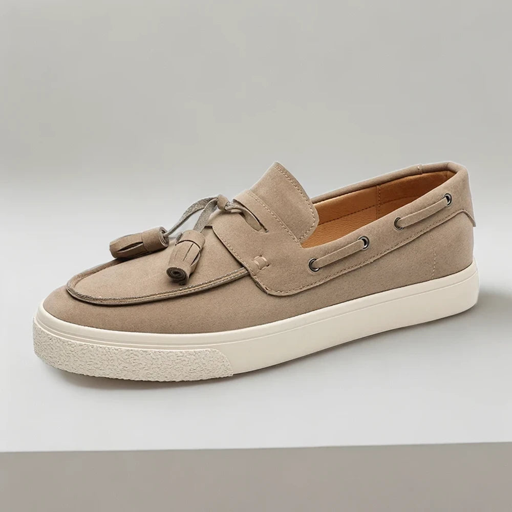 Détail des semelles épaisses et cousues du mocassin en cuir suédé kaki