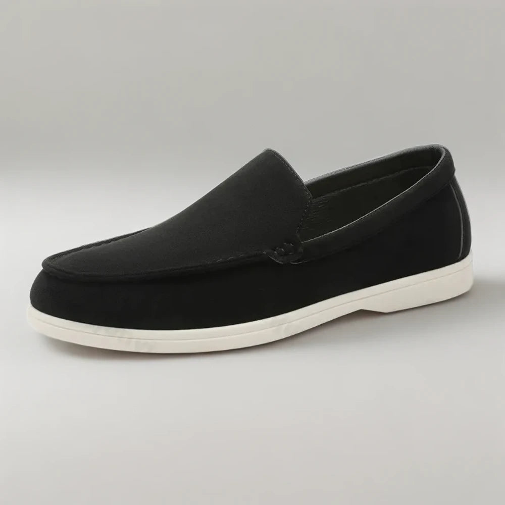 Mocassin homme daim gris clair préservant sa texture après soin approprié