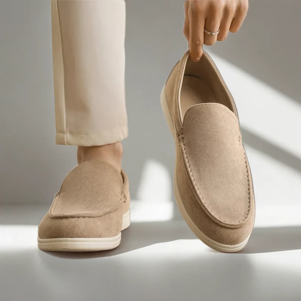 Chaussure daim kaki avec technique de nettoyage mocassin daim démontrée