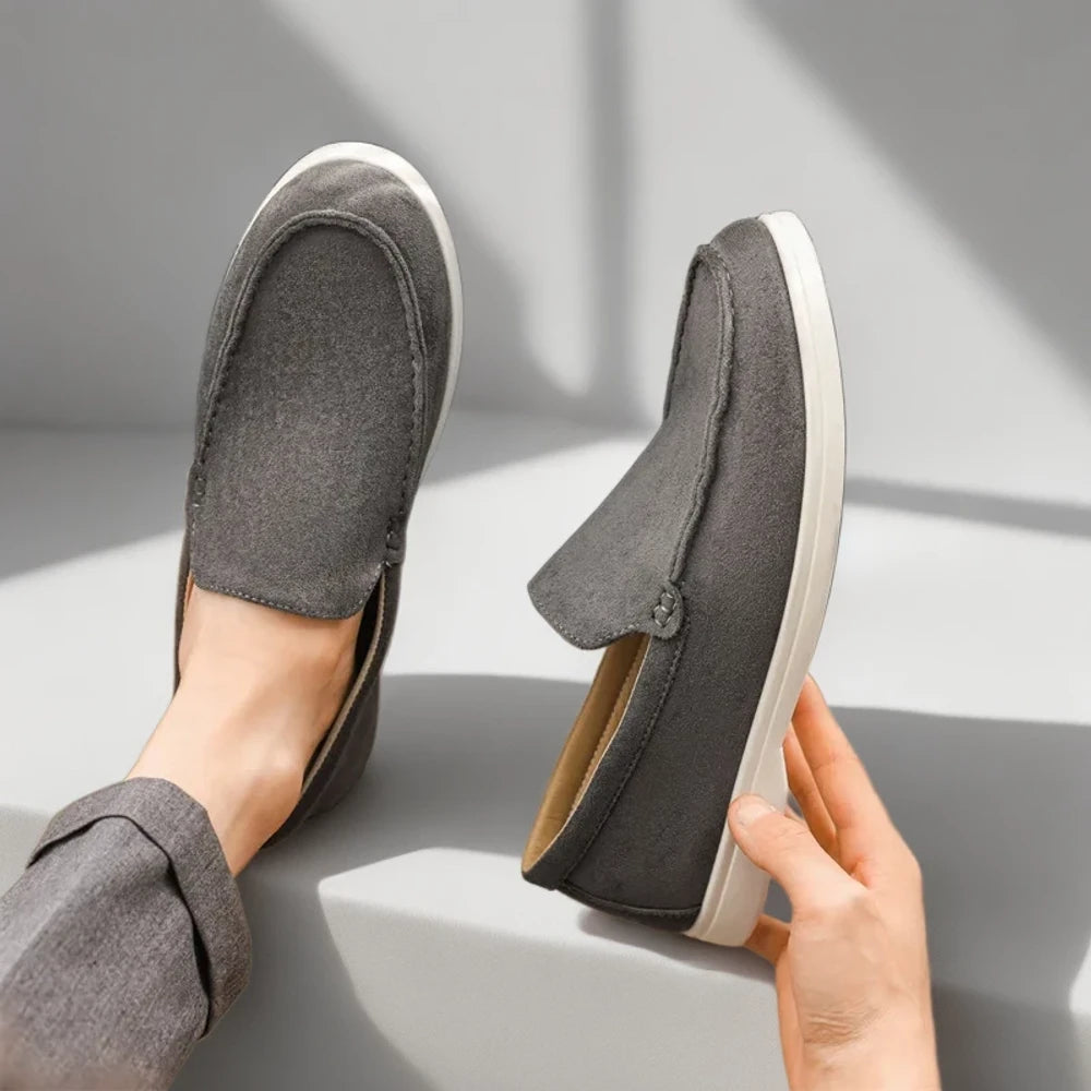 Mocassin noir suède brillant après nettoyage quotidien méticuleux