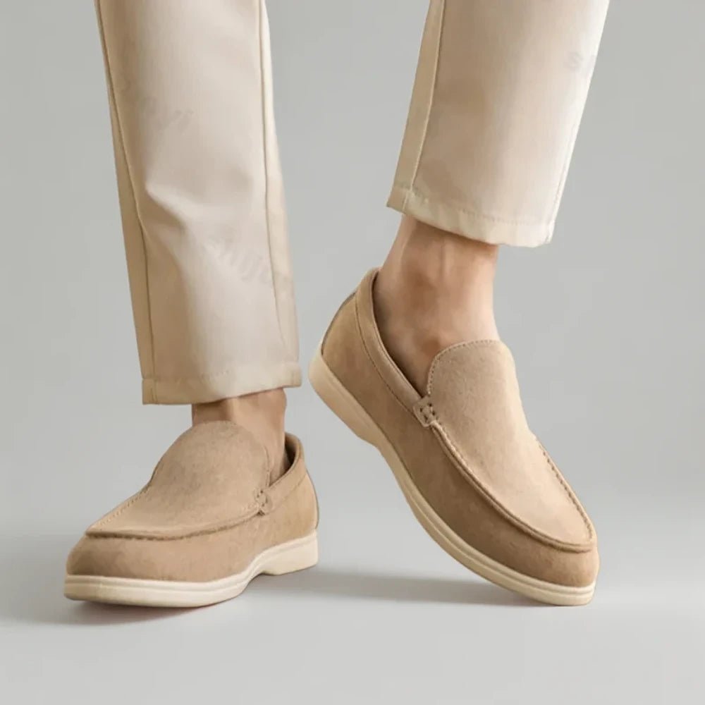 Mocassin homme daim porté en tenue urbaine avec semelle antidérapante visible