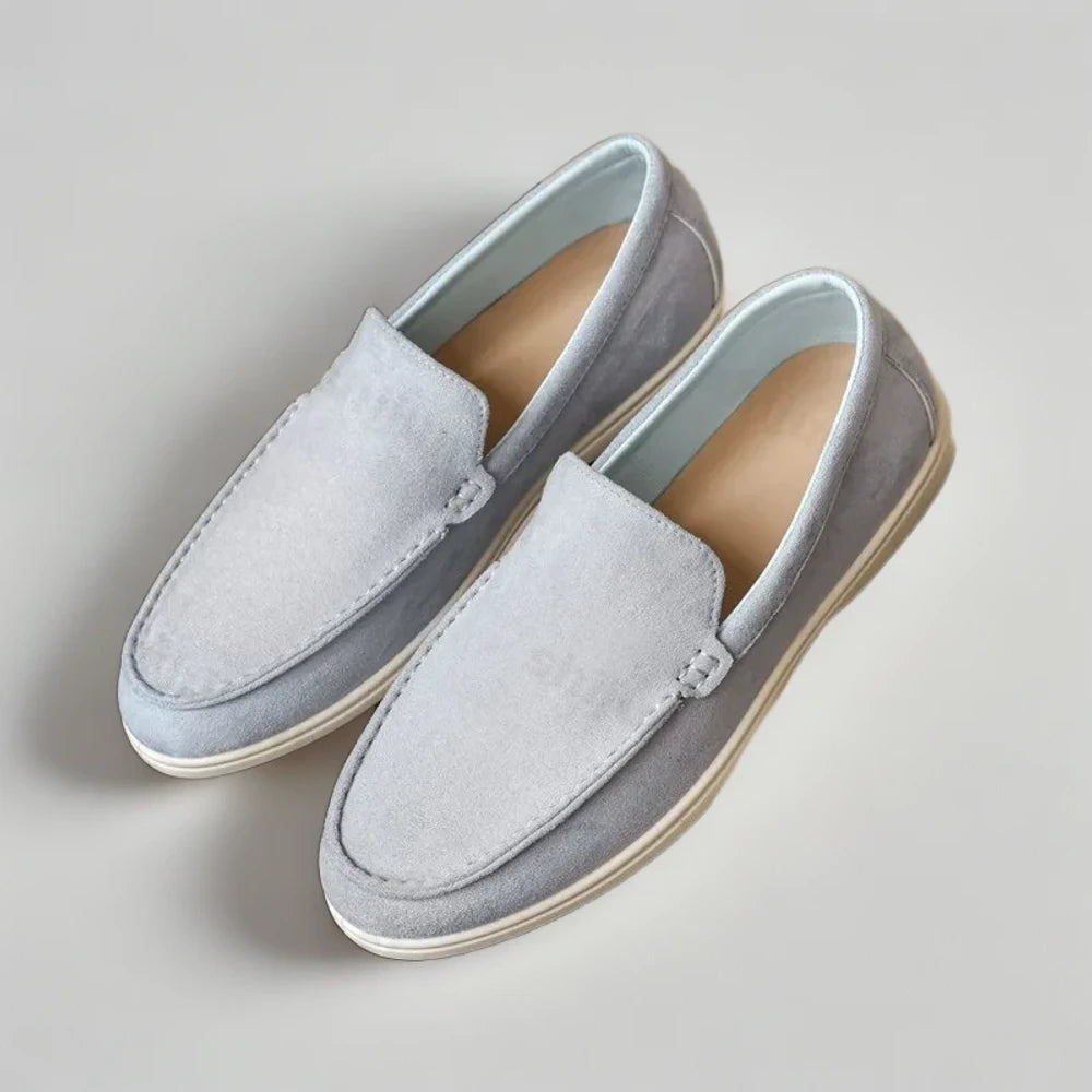 Mocassin bleu daim inspiré style italien luxe dans contexte quotidien
