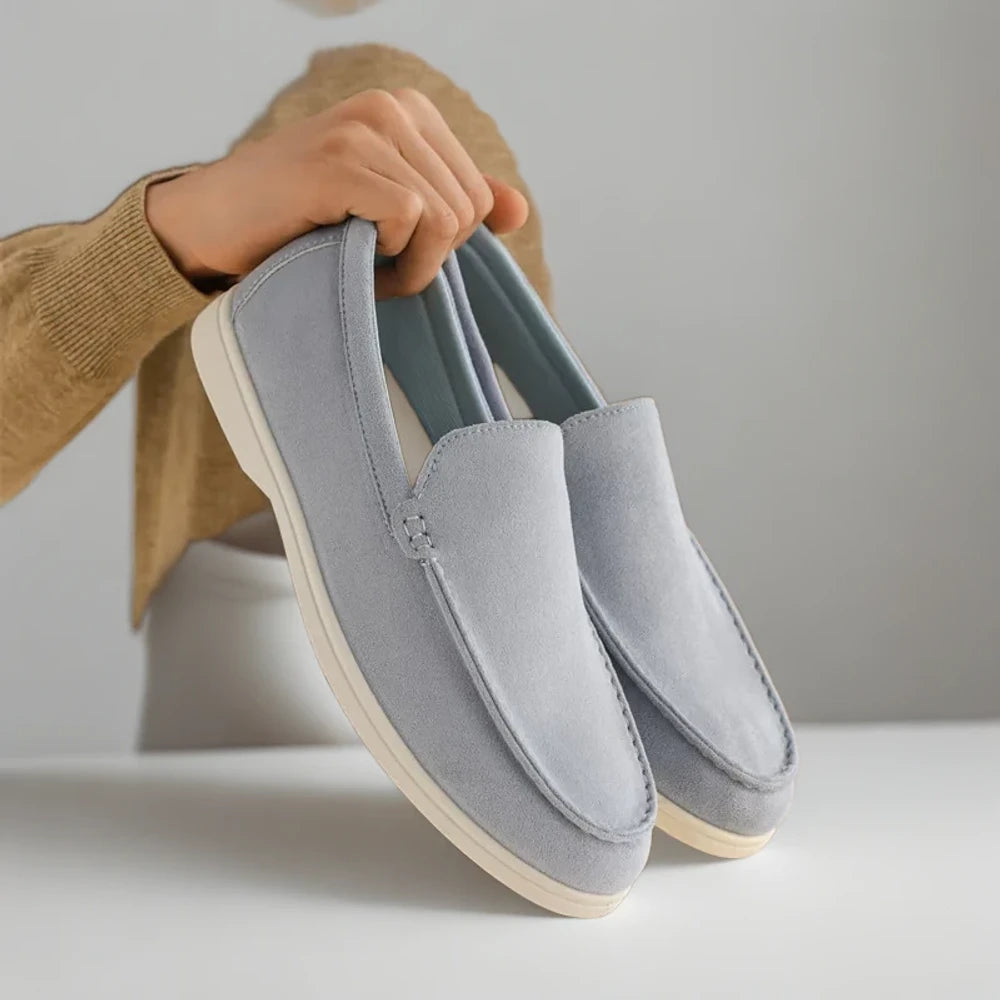 Détail texture daim bien conservée sur mocassin homme après nettoyage régulier
