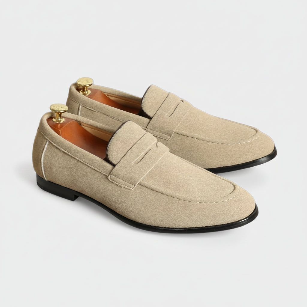 Mocassin cranté homme en daim gris perle, vue de profil élégante