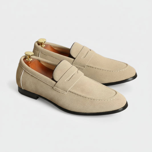 Mocassin cranté homme en daim gris perle, vue de profil élégante