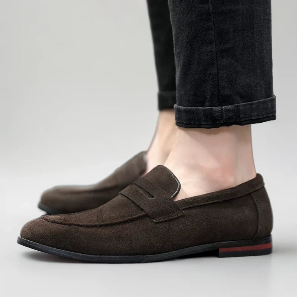 Détail du mocassin cranté avec semelle nervurée et finitions italiennes