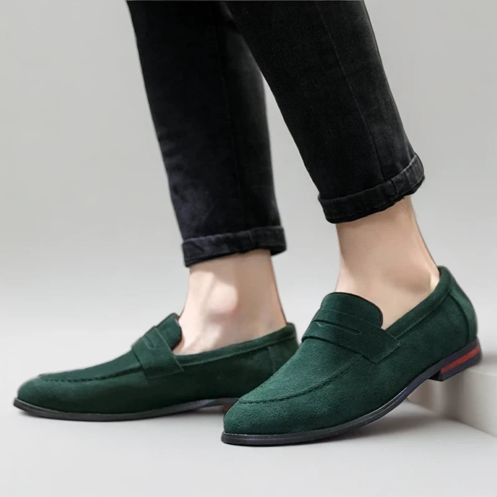 Mocassin homme daim marron clair porté avec jean et blazer bureau