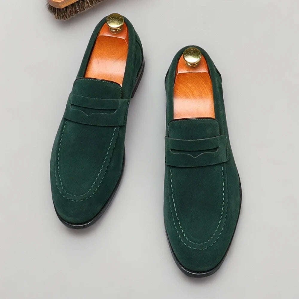 Mocassin cranté homme noir, vue de dessus montrant la ligne épurée
