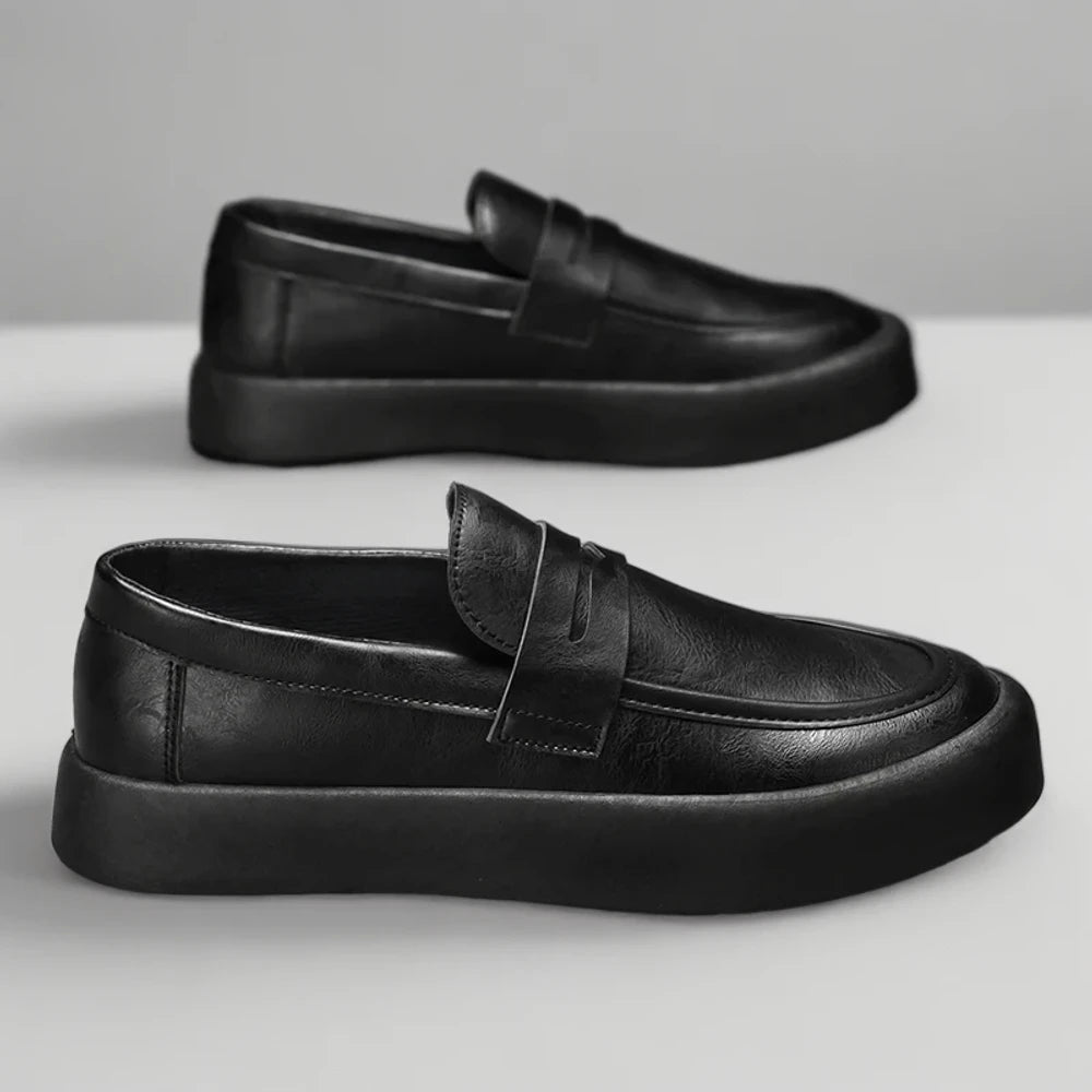 Mocassins légers et souples de couleur marron clair, faciles à enfiler