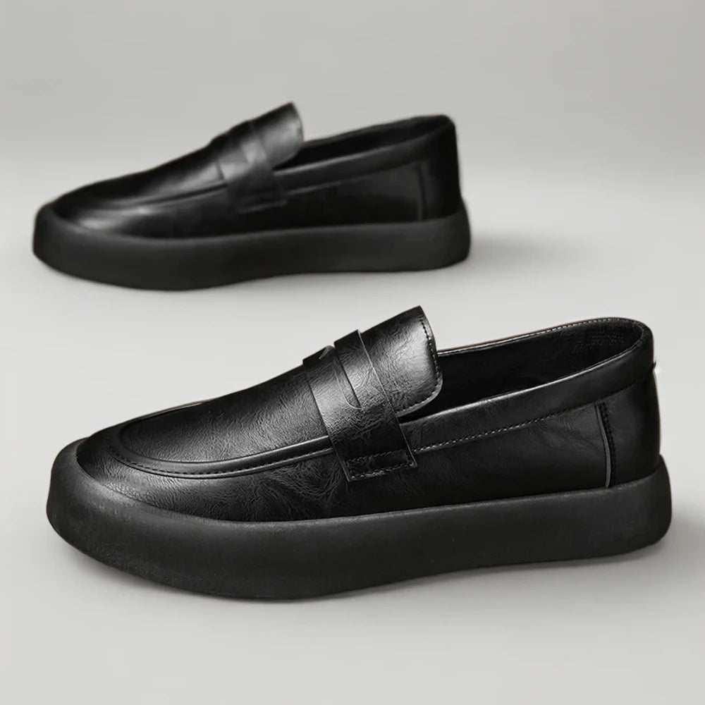 Détail de la semelle et de la construction d'une paire de mocassins confortables