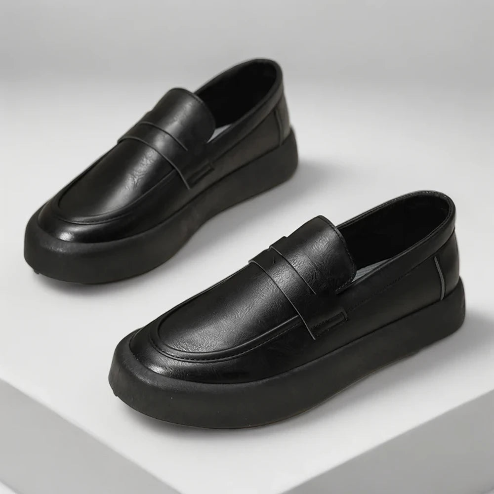 Mocassins élégants pour homme porté en tenue décontractée au bureau