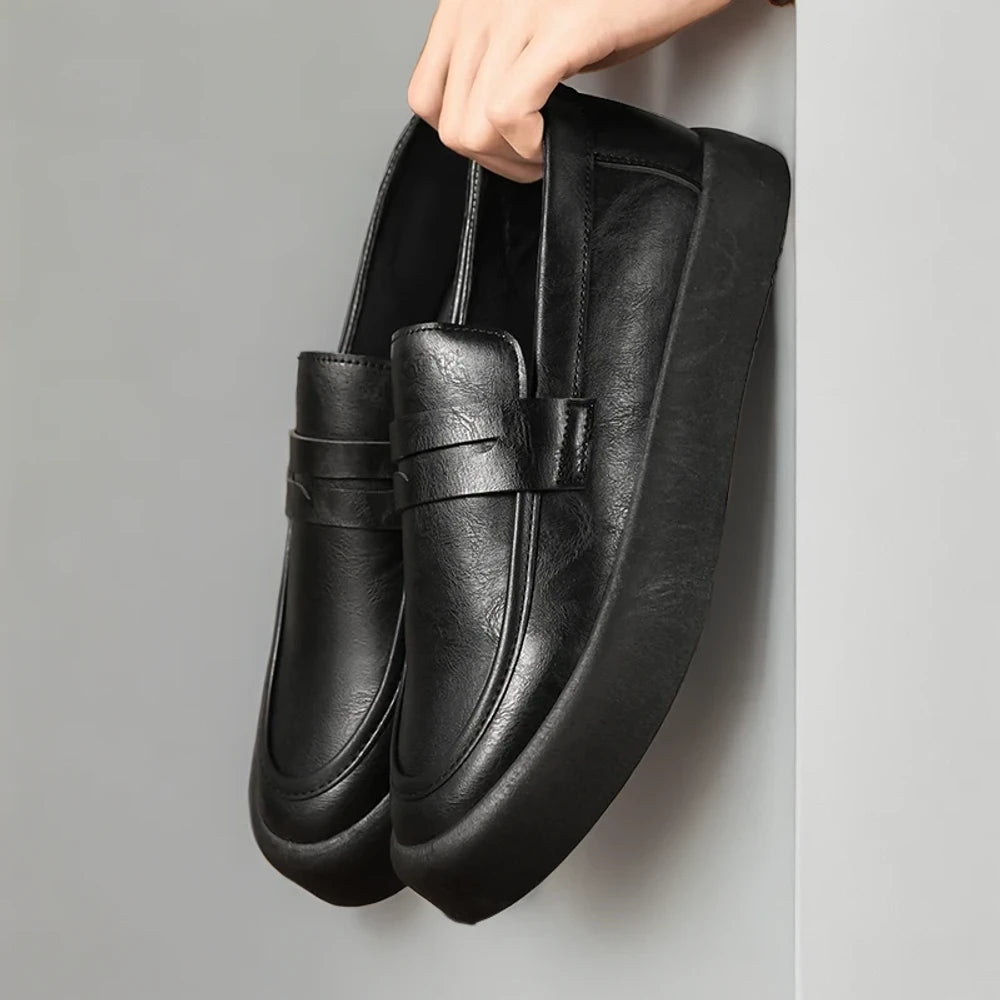 Mocassins souples glissés aux pieds d'un homme en sortie casual