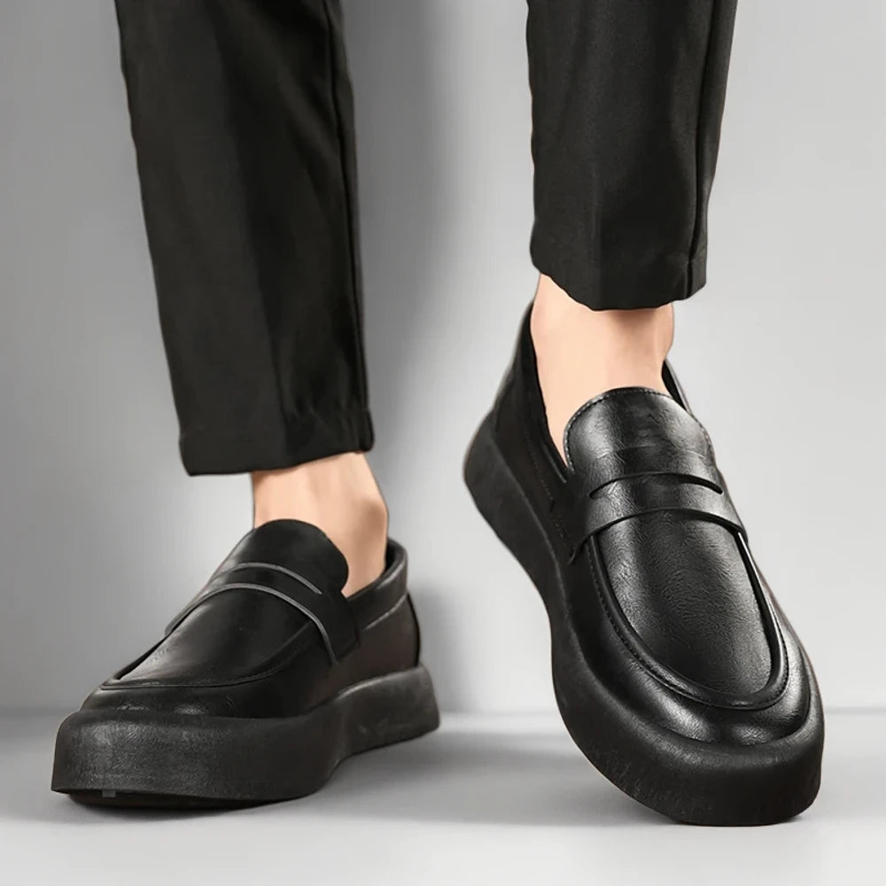 Vue latérale d'une paire de mocassins homme au style minimaliste et intemporel