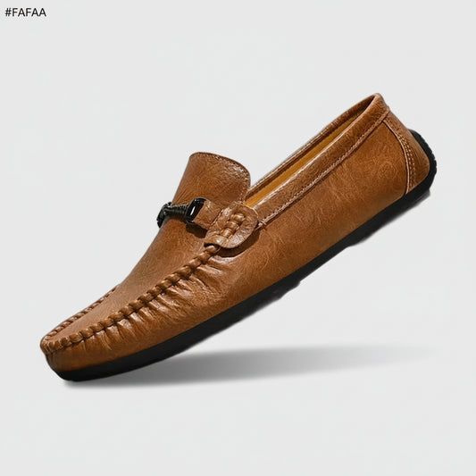 Pied mocassin blanc sans lacet avec semelle antidérapante souple