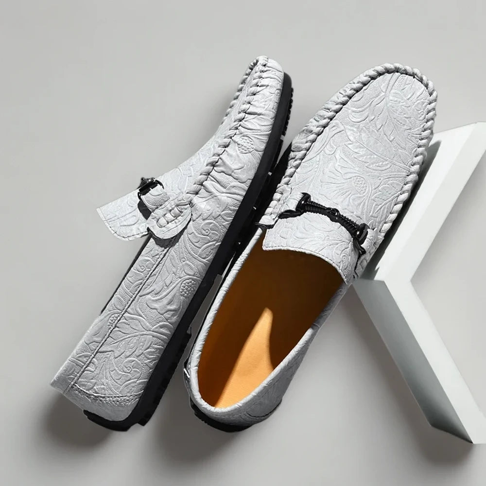 Détail de la semelle flexible du pied mocassin noir