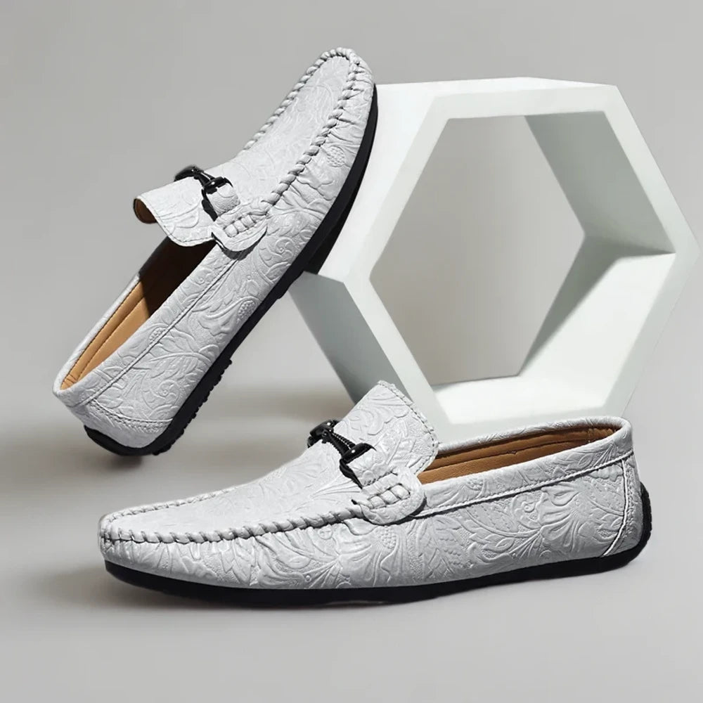 Vue latérale du mocassin décontracté à coupe généreuse
