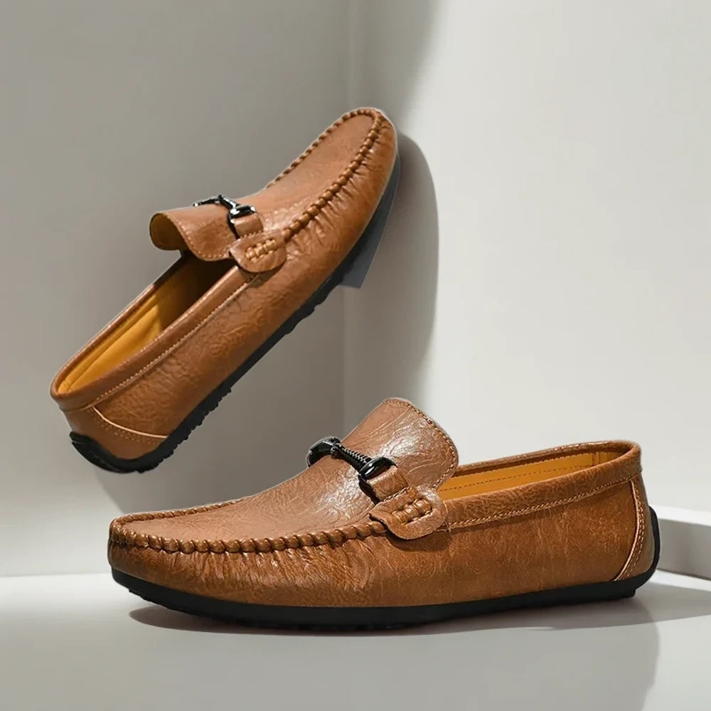Pied mocassin en noir porté avec tenue décontractée