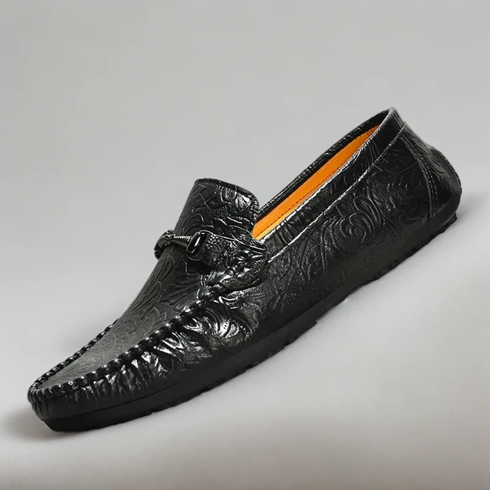 Pied dans un mocassin disponible en grande taille