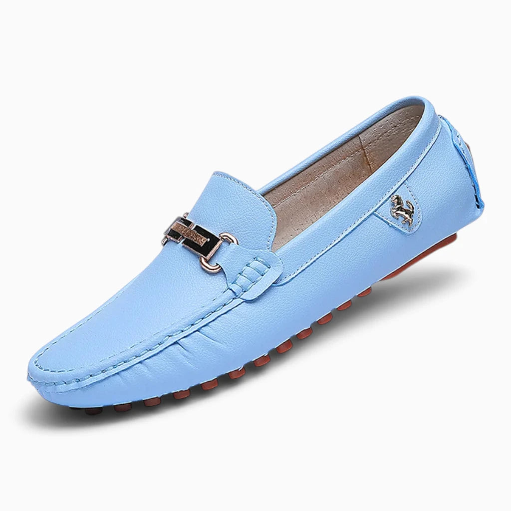 Mocassin avec boucle métallique dorée, semelle picotée marron, vue de profil trois-quarts