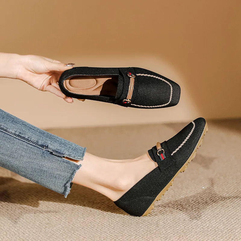 Mocassin femme sans talons, coloris Noir à boucle dorée