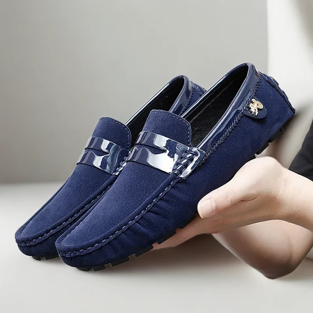 Homme portant mocassin marron dans environnement professionnel