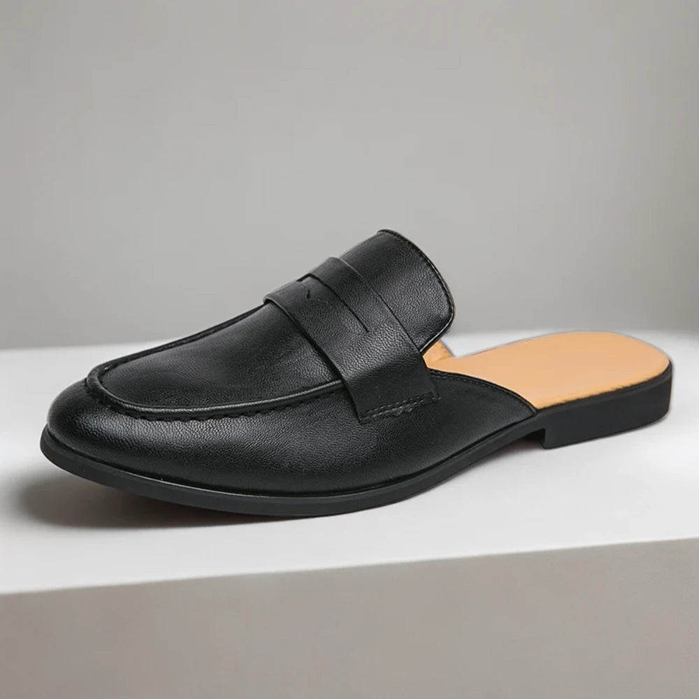 Mocassin noir facile à enfiler, parfait pour les tenues estivales