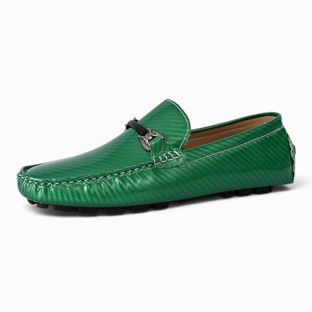 Mocassins verts homme porté au bureau avec costume gris clair